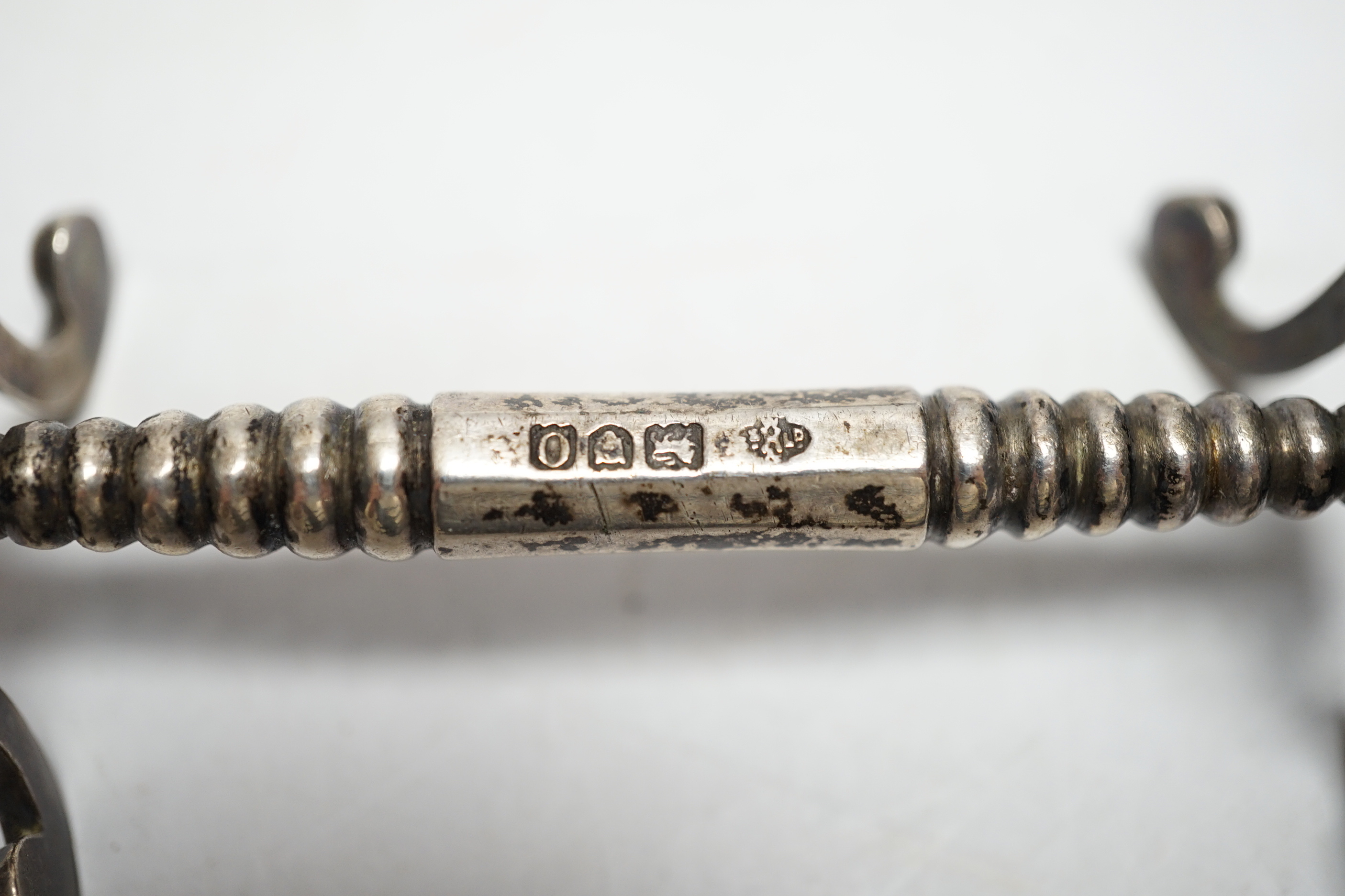 A pair of Swedish metal asparagus tongs and a pair of Edwardian silver knife rests, London, 1909.16.6cm